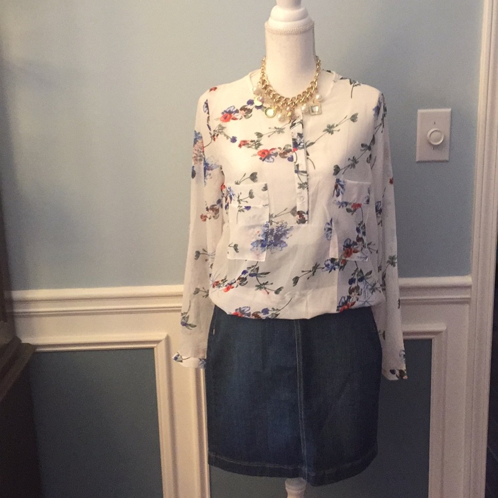 ❤️Cute Floral NWT top in floral print❤️